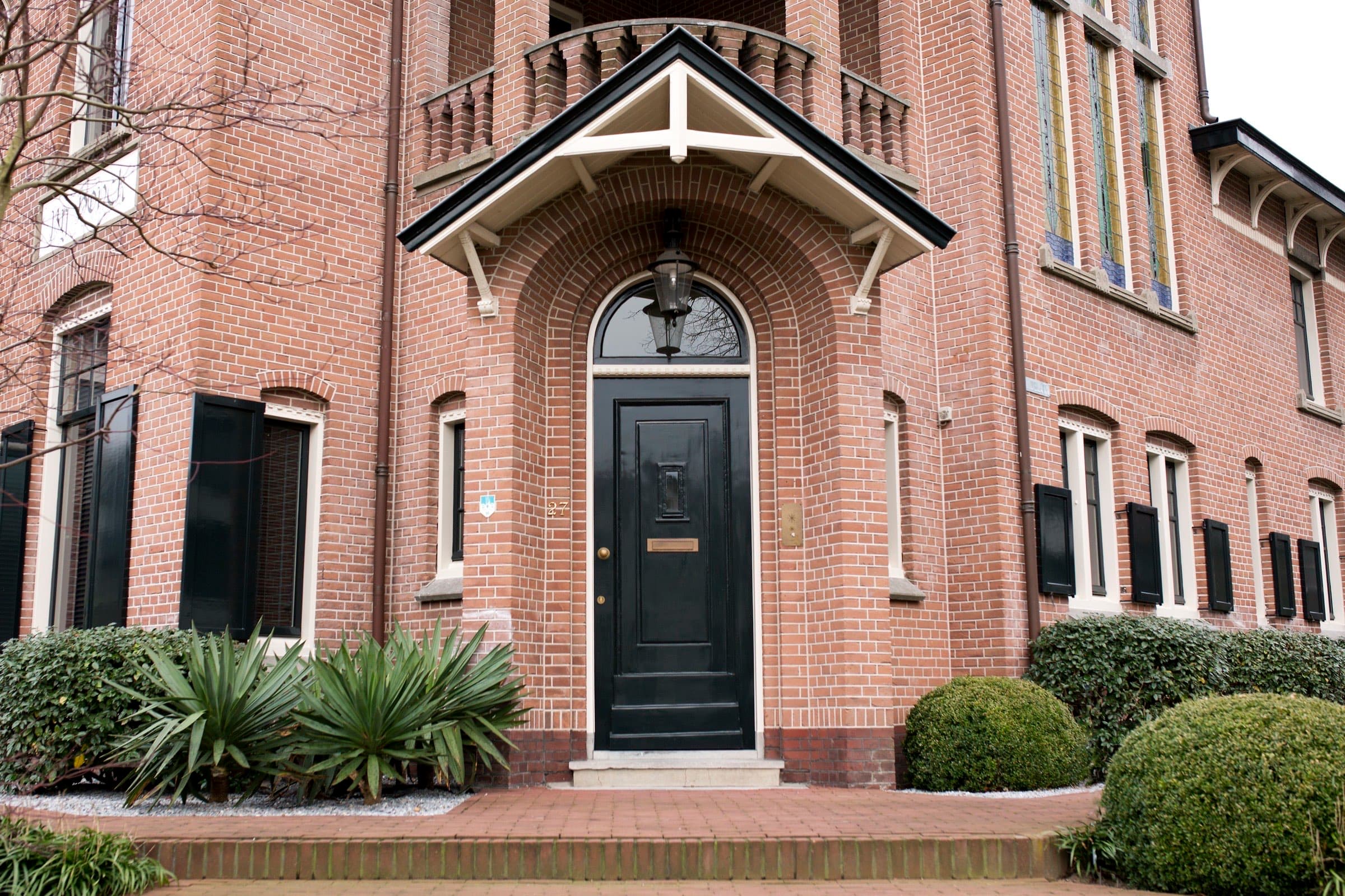 De entree van Villa bij Honck, het kantoor van Prinsenburg in Ede