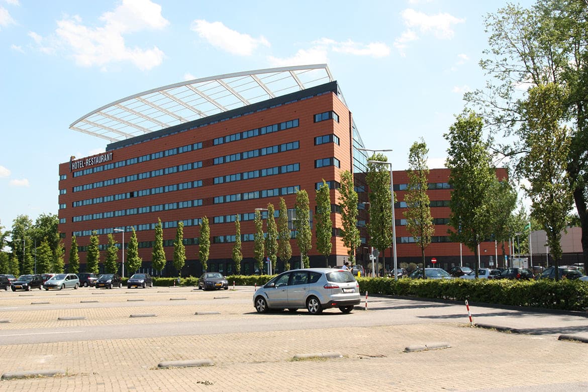 Kantoor- en hotelgebouw aan de Energieweg in Rotterdam